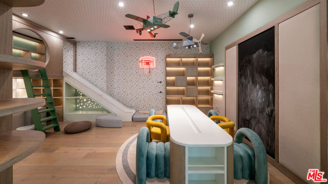 5012 Carbon Beach Terrace, Malibu CA: https://media.crmls.org/mediaz/ba3eb174-48db-4805-82c0-e766d877ef81.jpg