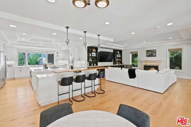 23593 Park South Street, Calabasas CA: https://media.crmls.org/mediaz/ba3fc62a-e299-463e-96f6-650207eef504.jpg