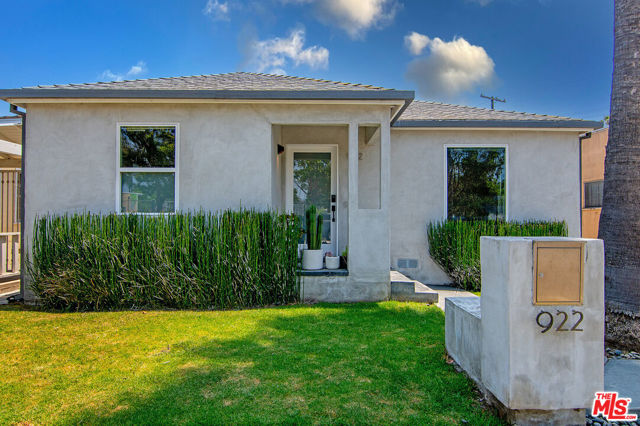 922 Garfield Avenue, Venice CA: https://media.crmls.org/mediaz/ba40862a-bc3d-4f44-b58d-bf808151d634.jpg