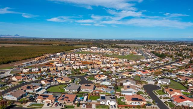 1078 Silver Spur Way, Plumas Lake CA: https://media.crmls.org/mediaz/ba413b8c-1720-4c1e-a585-8227c0b13281.jpg