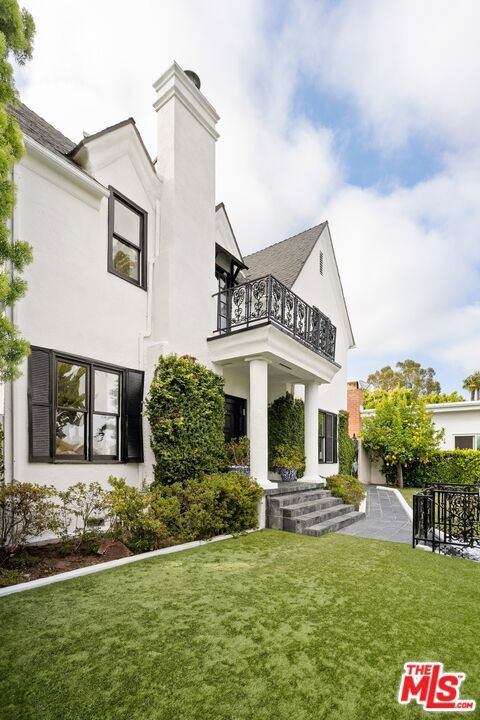 3067 Motor Avenue, Los Angeles CA: https://media.crmls.org/mediaz/ba414755-82ee-4712-9a97-833db00d2f6a.jpg