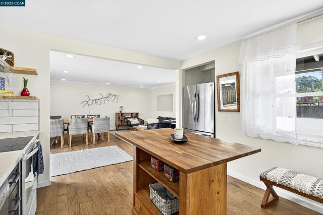 5774 Friar Ct, El Sobrante CA: https://media.crmls.org/mediaz/ba42c40b-65ea-4199-967d-5d4e9344ca00.jpg