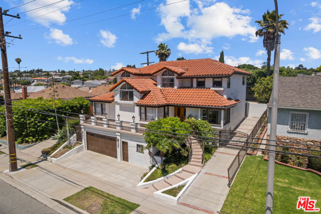 5317 Angeles Vista Boulevard, View Park CA: https://media.crmls.org/mediaz/ba437774-4a40-4f22-84c8-6c308cb49cd7.jpg