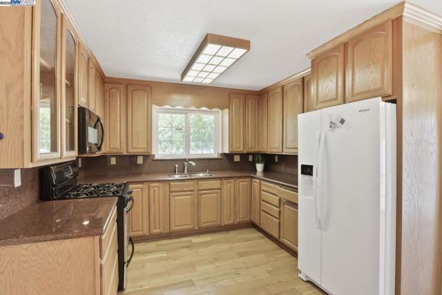 33408 4th Street, Union City CA: https://media.crmls.org/mediaz/ba43f9d2-8f66-4a9c-8552-f2f7e3d0ca98.jpg
