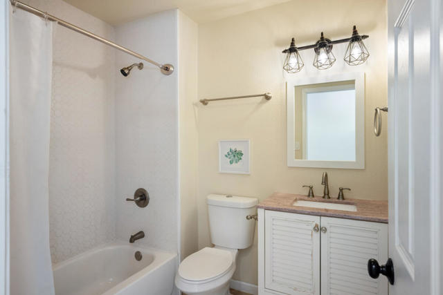 61619 Granada Drive, Joshua Tree CA: https://media.crmls.org/mediaz/ba440dff-cdcb-4dc9-bf0c-353a47b02273.jpg