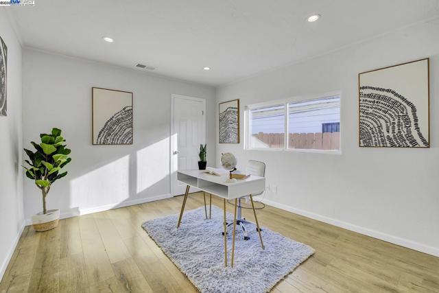 215 Isleton Ave, Oakland CA: https://media.crmls.org/mediaz/ba4432e2-7139-4761-be66-ac5850dcf23d.jpg
