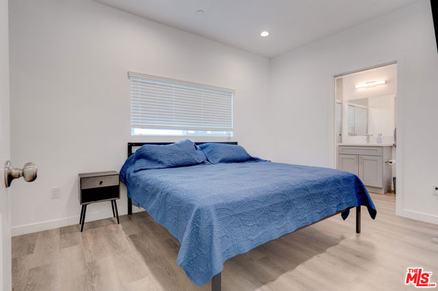 1875 W 20th Street, Los Angeles CA: https://media.crmls.org/mediaz/ba4648f4-5dfa-42ba-b780-0b65bb827ea6.jpg