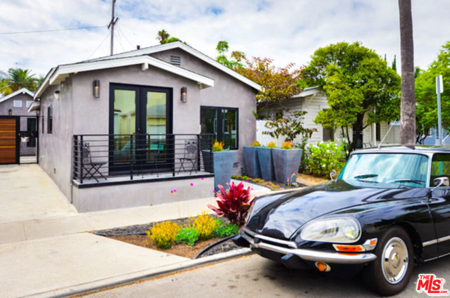 2341 Beach Avenue, Venice CA: https://media.crmls.org/mediaz/ba46c2dd-1028-418c-950c-fcbc0ba6625b.jpg