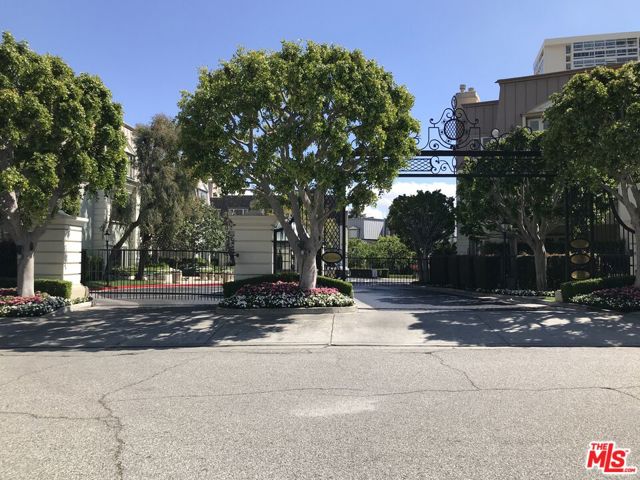 10120 Empyrean Way, Los Angeles CA: https://media.crmls.org/mediaz/ba4910f5-76c0-45dc-a1ef-6f362df89da9.jpg