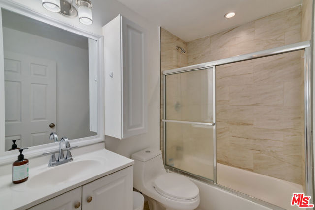 15011 Hartsook Street, Sherman Oaks CA: https://media.crmls.org/mediaz/ba4a2d12-439b-4676-953d-4e04637a1277.jpg