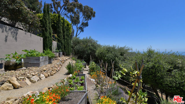 23806 Malibu Crest Drive, Malibu CA: https://media.crmls.org/mediaz/ba4bcaab-bbd2-41da-a524-5592c0605838.jpg