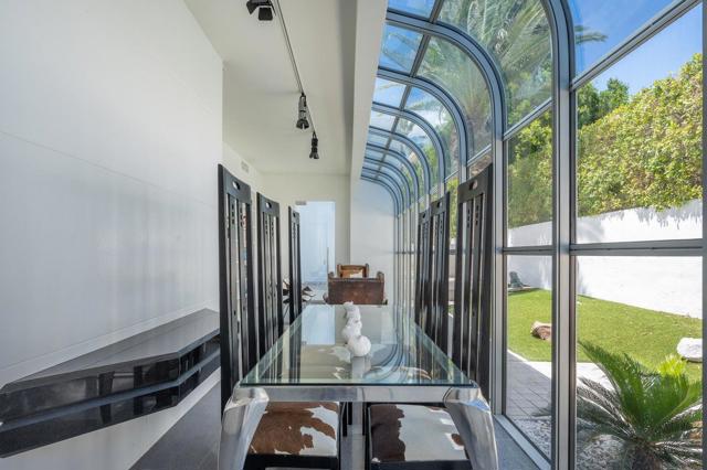 520 W ViA Lola, Palm Springs CA: https://media.crmls.org/mediaz/ba4be084-bb87-42ae-96a0-d4a3ed41dcce.jpg