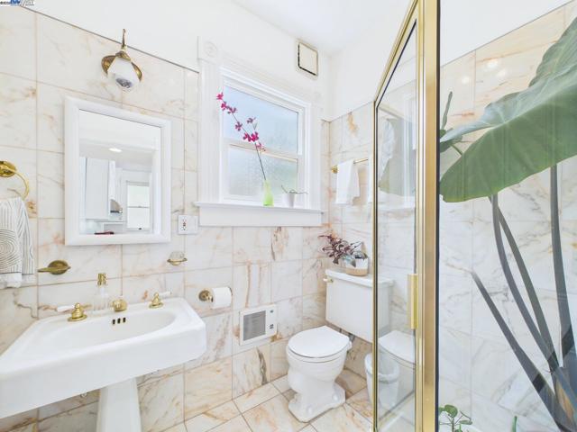 1709 Myrtle St, Oakland CA: https://media.crmls.org/mediaz/ba4be1ca-05b2-443c-a5b9-0e148a1933a4.jpg