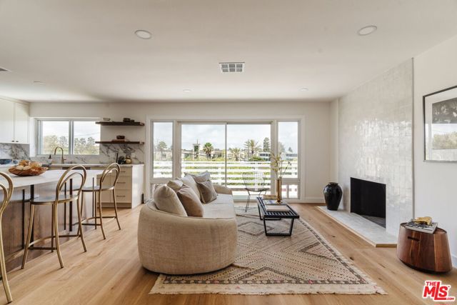 8381 Zitola Terrace, Playa del Rey CA: https://media.crmls.org/mediaz/ba4c7167-e627-4572-bf12-35dbf1322ef5.jpg