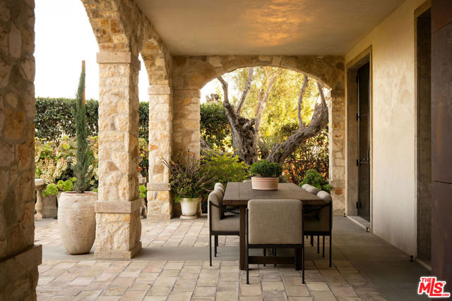976 N Alpine Drive, Beverly Hills CA: https://media.crmls.org/mediaz/ba4d1f75-e578-4f6b-b81f-74af4efd0356.jpg