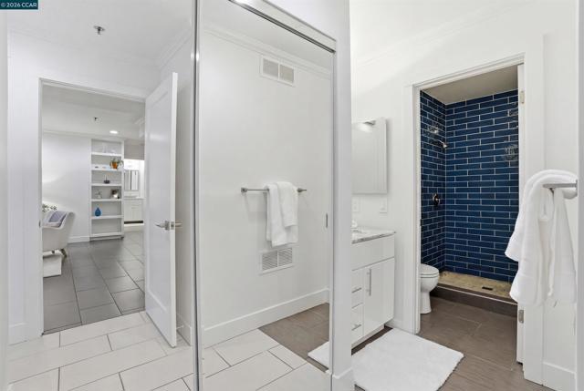 2560 Oak Rd, Walnut Creek CA: https://media.crmls.org/mediaz/ba4de3bd-fc14-4dc5-92d3-e929b61d9d6a.jpg