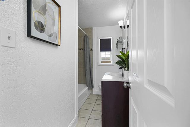 17526 Parker Rd, Castro Valley CA: https://media.crmls.org/mediaz/ba4dee38-970b-48fe-9d41-b5c06cdd6e00.jpg