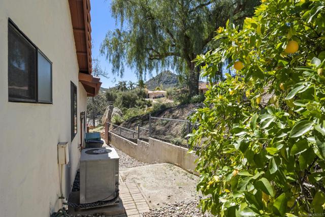 15519 Calistoga Dr., Ramona CA: https://media.crmls.org/mediaz/ba4e059c-0eaf-46c0-b4cd-77583749930a.jpg