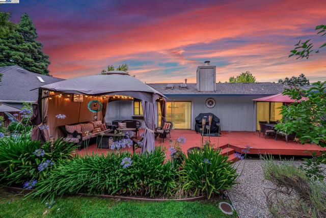 22 Cobblestone Ct, San Ramon CA: https://media.crmls.org/mediaz/ba4e9155-9acf-442c-a92b-91031cd8546a.jpg
