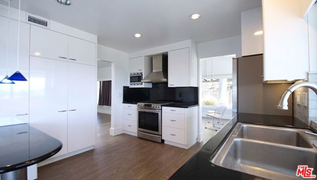 2724 Angelo Drive, Los Angeles CA: https://media.crmls.org/mediaz/ba4f8f6f-ed08-4e4c-a84a-9625849fa9c3.jpg