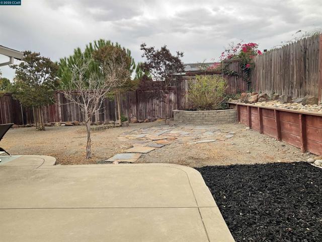 4041 Saint Andrews Way, Antioch CA: https://media.crmls.org/mediaz/ba4fb573-9c7a-4e60-856a-b1a8cab54f9d.jpg