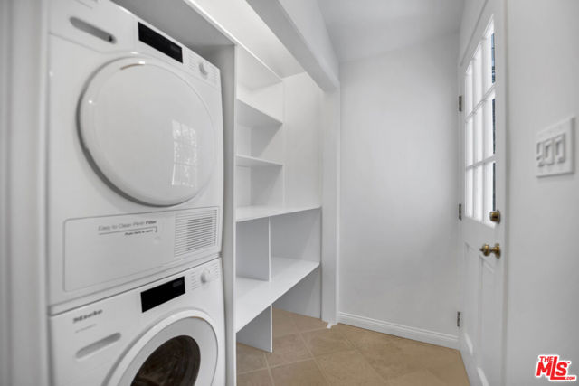 1231 Club View Drive, Los Angeles CA: https://media.crmls.org/mediaz/ba502d52-a687-451f-a9d5-70122e8aef22.jpg
