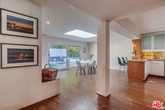 7706 Chandelle Place, Los Angeles CA: https://media.crmls.org/mediaz/ba50e769-4310-4255-809e-91b7e4a5d677.jpg