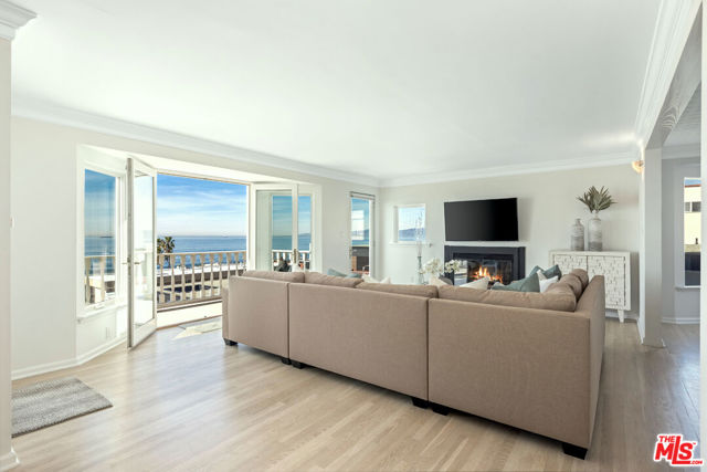 2407 Bayview Drive, Manhattan Beach, California 90266, 2 Bedrooms Bedrooms, ,1 BathroomBathrooms,Residential,For Sale,Bayview,24413775