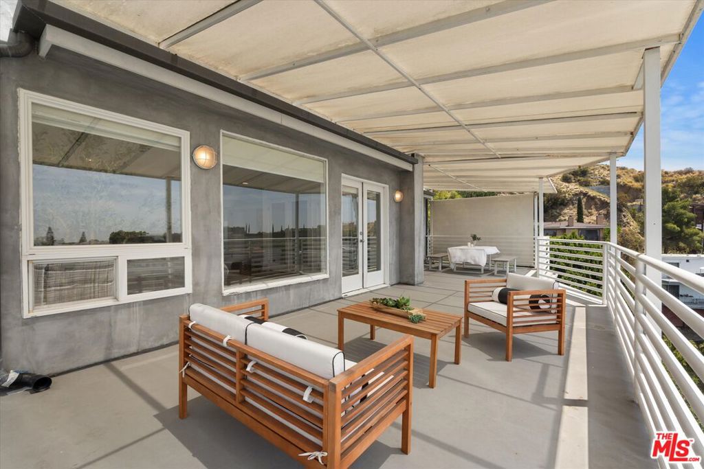 https://media.crmls.org/mediaz/ba532f84-8d05-43c2-b014-77b897967263.jpg?preset=X-Large