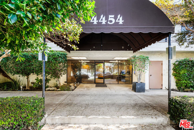 4454 Ventura Canyon Avenue, Sherman Oaks CA: https://media.crmls.org/mediaz/ba536d40-dea8-4438-8cfa-76a3d3716f22.jpg