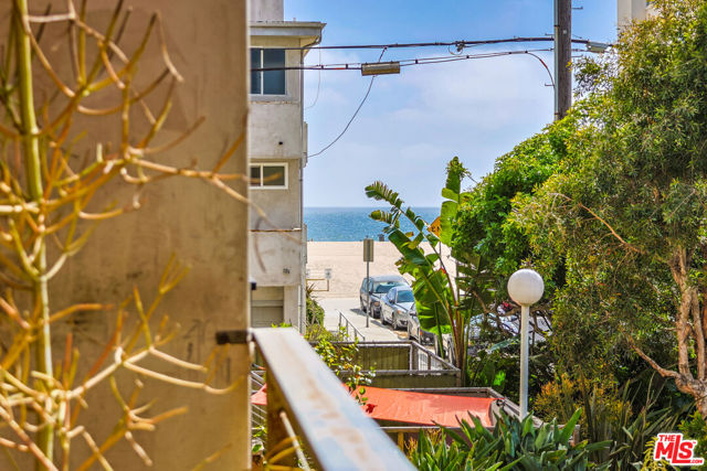 20 Ironsides Street, Marina del Rey CA: https://media.crmls.org/mediaz/ba536d50-5d71-458b-b6c6-fd68674db579.jpg