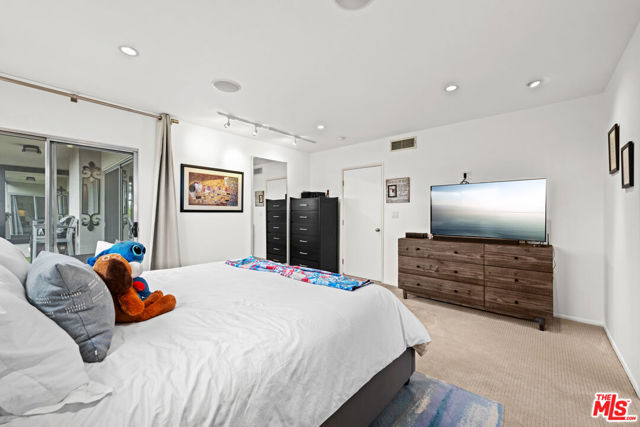 949 N Kings Road, West Hollywood CA: https://media.crmls.org/mediaz/ba546b40-04bb-48d3-aa2f-f72d4ab856b2.jpg
