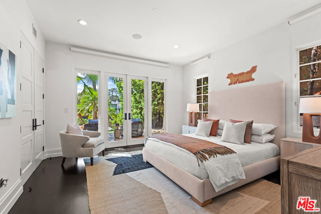 9928 Toluca Lake Avenue, Toluca Lake CA: https://media.crmls.org/mediaz/ba556fd4-d206-4f8a-bb4f-c0bd647b8f75.jpg