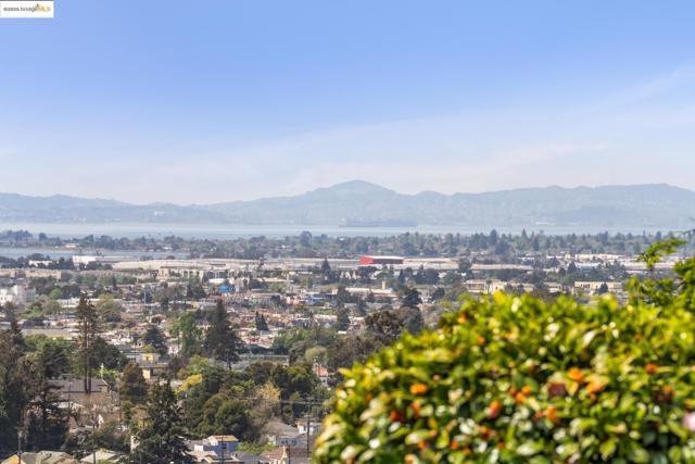8499 Aster Ave, Oakland CA: https://media.crmls.org/mediaz/ba55d612-c5dd-413f-97d7-4efc741f5dfe.jpg