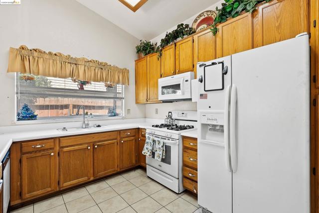 Image 12 of 39 For 8038 Torrente Way