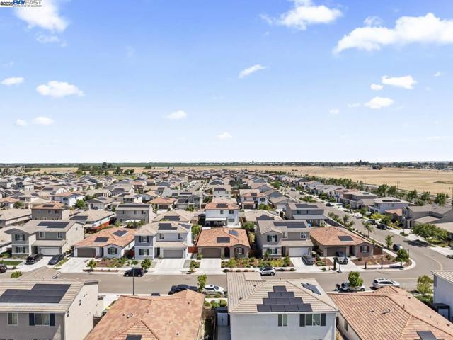 323 Sacramento St, Lathrop CA: https://media.crmls.org/mediaz/ba576cea-0ed7-46df-86d4-ea5a9cae072f.jpg