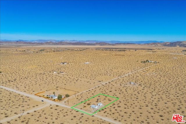 5737 Mojave Ranch Road, Joshua Tree CA: https://media.crmls.org/mediaz/ba59b3f8-ad8e-433a-9af6-37b9e38bba43.jpg