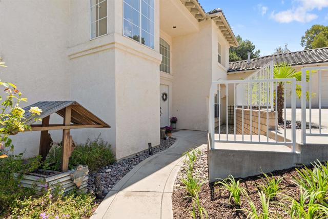 Detail Gallery Image 3 of 67 For 1957 Cresthaven Dr, Vista,  CA 92084 - 4 Beds | 3 Baths