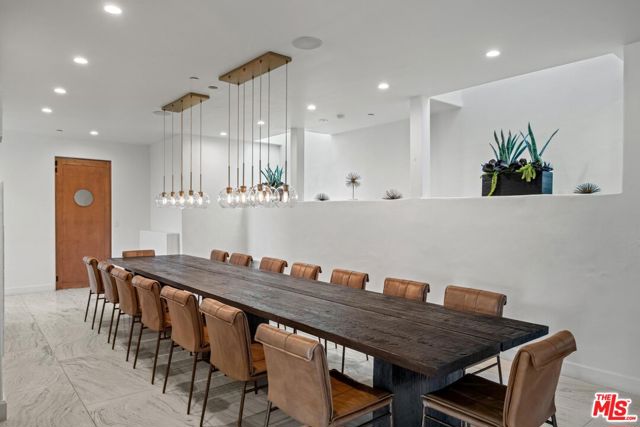 4733 Bonvue Avenue, Los Angeles CA: https://media.crmls.org/mediaz/ba5b05ad-24da-4ec5-97ef-da169a3bbf21.jpg
