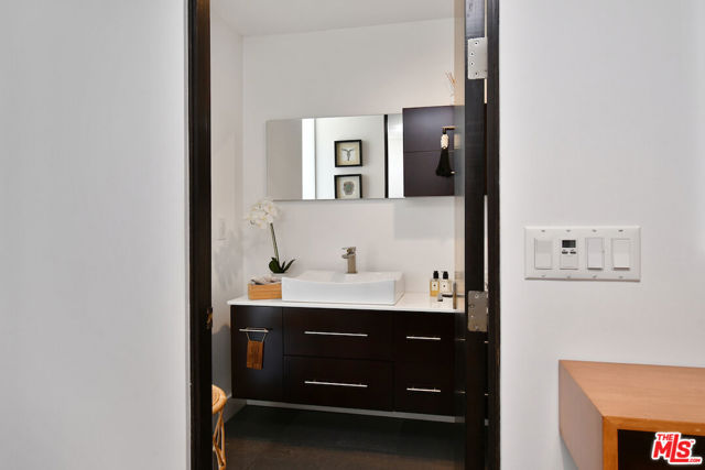 20150 Delita Drive, Woodland Hills CA: https://media.crmls.org/mediaz/ba5c3313-db34-4bf0-869b-daf39b1ec94f.jpg