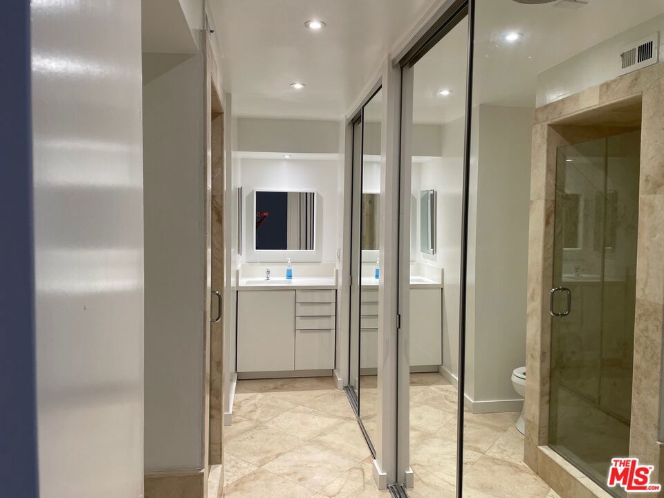 https://media.crmls.org/mediaz/ba5ca538-ddc9-45a6-9eb6-3d1f74df0433.jpg?preset=X-Large