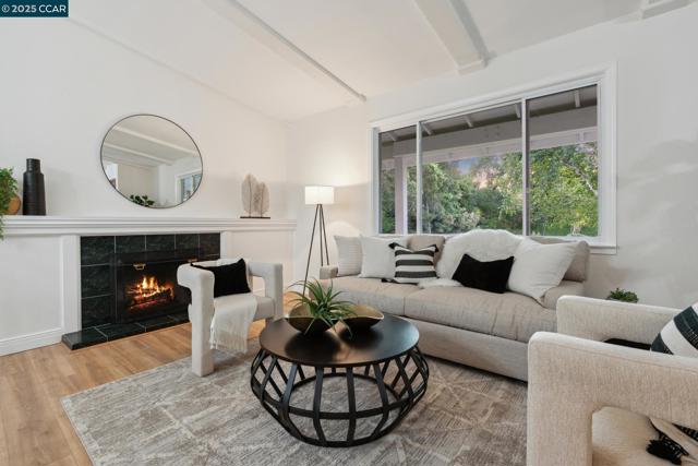 36 Playa Ct, San Ramon CA: https://media.crmls.org/mediaz/ba5d142c-91ca-4a5a-bbe9-29181f71a598.jpg