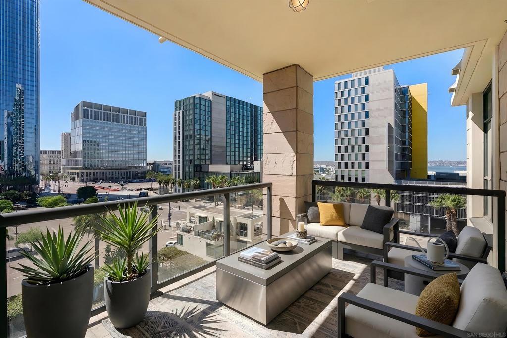 1199 Pacific Hwy #704