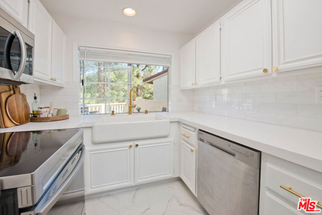 5837 Oak Bend Lane, Oak Park CA: https://media.crmls.org/mediaz/ba5fb4ff-aaba-47d3-a08c-5dd0c6542390.jpg