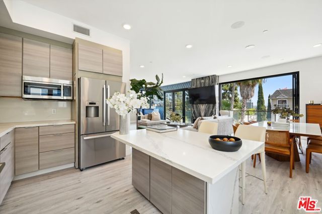 137 N Doheny Drive, West Hollywood CA: https://media.crmls.org/mediaz/ba5fb6ff-3455-484a-a009-31782f2bf2f3.jpg