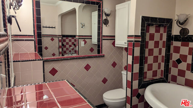 4925 W 20th Street, Los Angeles CA: https://media.crmls.org/mediaz/ba5fd5b3-3211-4674-8d03-0b1890db5b52.jpg