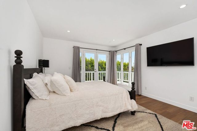 400 Chautauqua Boulevard, Pacific Palisades CA: https://media.crmls.org/mediaz/ba60b2a4-7949-4d2a-a87f-c551d12af10a.jpg