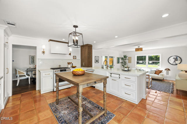 325 S Oak Avenue, Pasadena CA: https://media.crmls.org/mediaz/ba60ba22-0474-4218-89fd-f998a2def4a8.jpg