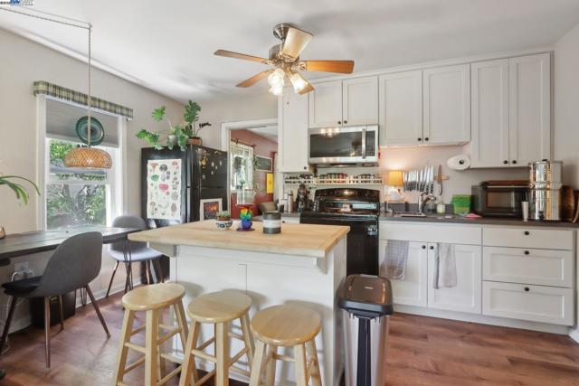 1101 Palm Avenue, Martinez CA: https://media.crmls.org/mediaz/ba611f13-c27e-4207-8312-21218039a8bb.jpg