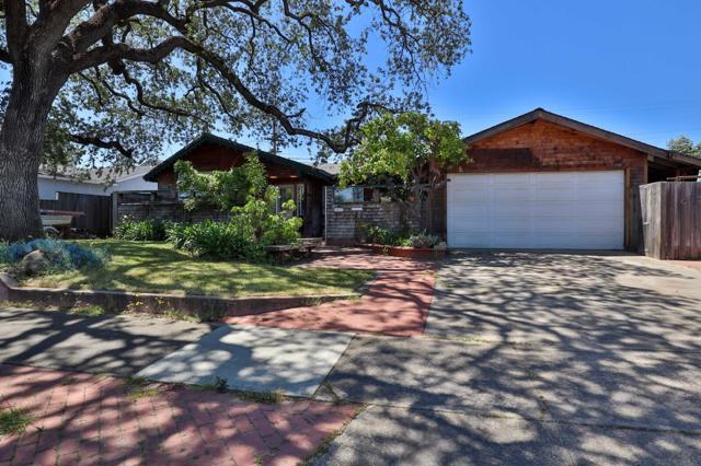 8421 Wayland Lane, Gilroy CA: https://media.crmls.org/mediaz/ba61770d-106a-4f13-8d45-951f8ec40e26.jpg